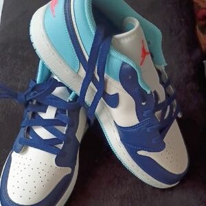 Nike Kids White and Blue Low-Top Sneakers